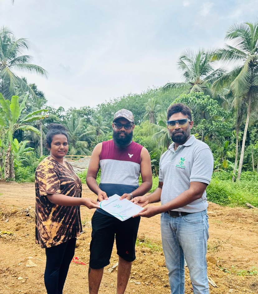 Couple signing new plantation project agreement